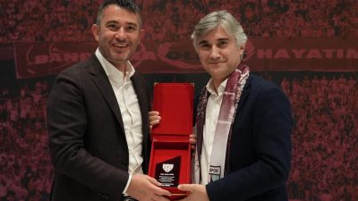 Bandırmaspor Başkanı Serdar Kuter, Onursal Başkan Onur Göçmez ile birlikte