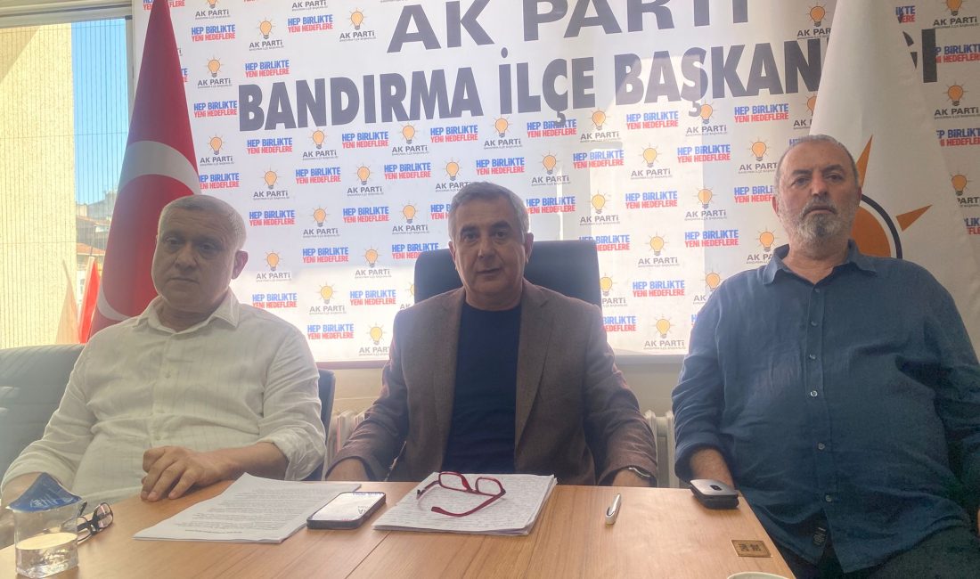 Bandırma AKP’den CHP yerel yönetimine sert eleştiri AK Parti Bandırma İlçe Teşkilatı, yeni hizmet binasında yaptığı toplantıda