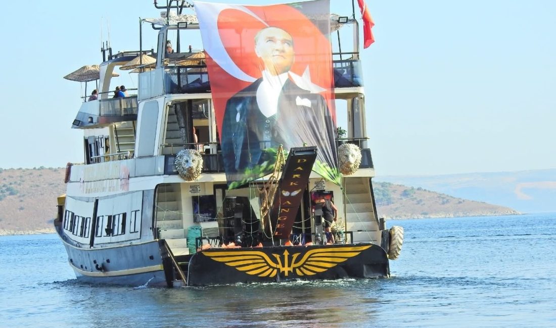Atatürk’ün Erdek’e attığı tarihi adımın 87’nci yıldönümü kutlandı Gazi Mustafa Kemal Atatürk’ün Erdek’e gelişinin 87’nci yıldönümünde, denize çelenk