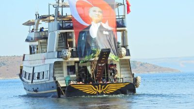 Gazi Mustafa Kemal Atatürk’ün Erdek’e gelişinin 87’nci yıldönümünde, denize çelenk