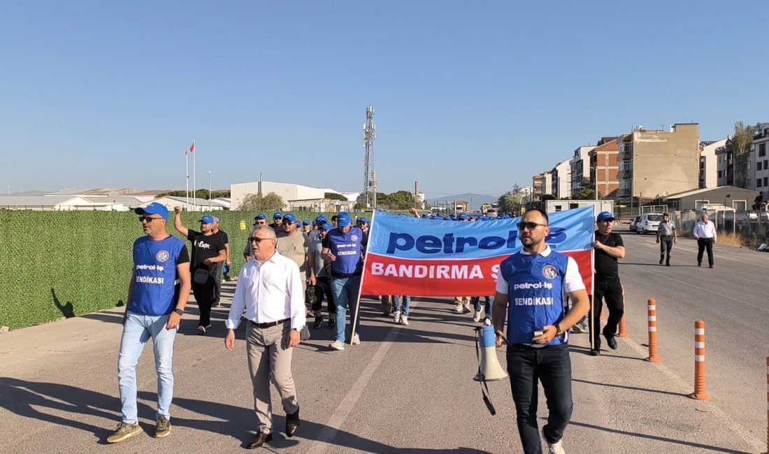 Bandırma’da kamu işçileri haklarını sloganlarla dile getirdi Petrol-İş Bandırma Şubesi üyeleri, hükümetin toplu iş sözleşmesi teklifini protesto