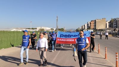 Petrol-İş Bandırma Şubesi üyeleri, hükümetin toplu iş sözleşmesi teklifini protesto