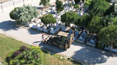 Bandırma Belediyesi ekipleri, Kurban Bayramı öncesinde kent genelindeki mezarlıklarda temizlik