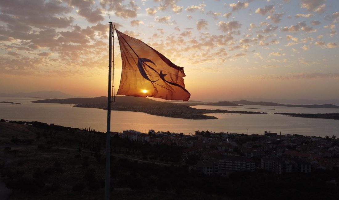 Gün batımında Türk bayrağı ve Ayvalık adaları görsel şölen oluşturdu Cennet Tepesi’nde bulunan dev Türk bayrağı, gün batımında Ayvalık Adaları