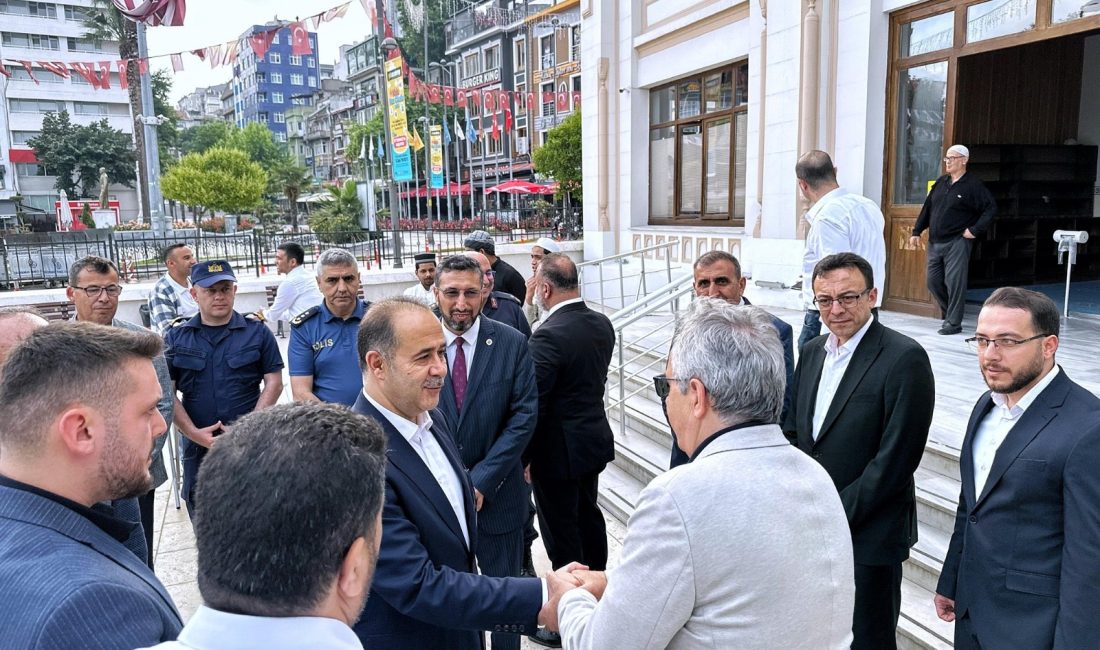 Bandırma’da protokol vatandaşlarla bayramlaştı Haydarçavuş Camii’nde kılınan bayram namazının ardından protokol üyeleri vatandaşlarla Kurban