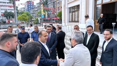 Haydarçavuş Camii’nde kılınan bayram namazının ardından protokol üyeleri vatandaşlarla Kurban