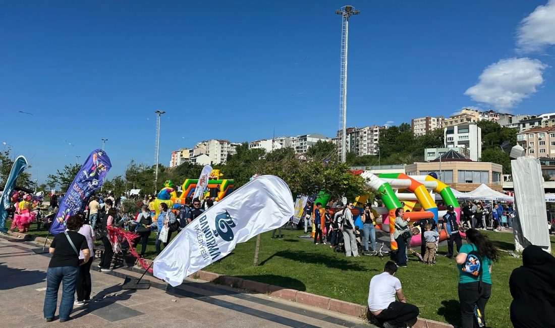 Bandırma’da gökyüzü çocuklar için renklendi 34. Uluslararası Bandırma Kuşcenneti Festivali kapsamında düzenlenen Uçurtma Şenliği, sahil