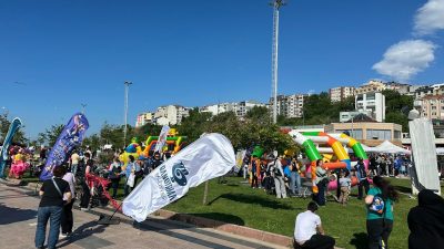 34. Uluslararası Bandırma Kuşcenneti Festivali kapsamında düzenlenen Uçurtma Şenliği, sahil