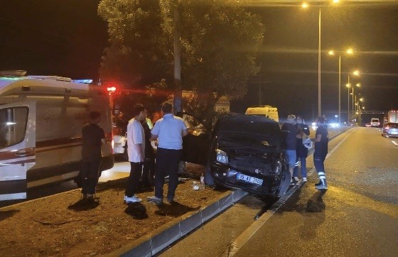 Bandırma yolunda tır ile otomobil çarpıştı: 2 yaralı Akçapınar Mahallesi mevkiinde tır ile otomobilin çarpıştığı trafik kazasında 2