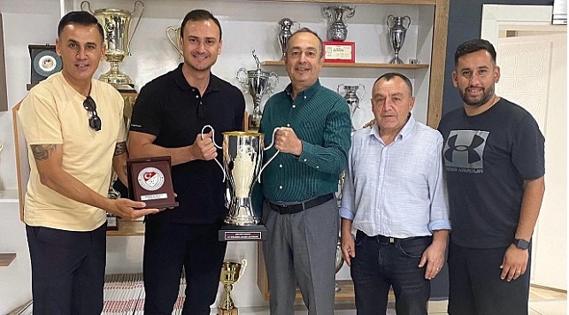 Balıkesirspor U17 takımı başarılarını kupa teslim töreniyle taçlandırdı Türkiye Şampiyonası’nda ikinci olan Balıkesirspor U17 takımı, aynı zamanda Fair