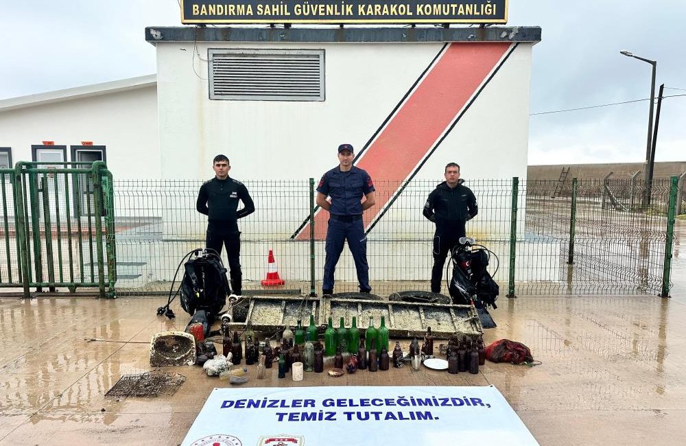 Sahil Güvenlik ekiplerinden Çevre Günü’ne özel deniz temizliği Dünya Çevre Günü çerçevesinde Bandırma Livatya Limanı’nda gerçekleştirilen deniz dibi