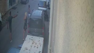Altınova’da 4 yıl önce ayrıldığı eşini silahla yaralayan şahıs, olay