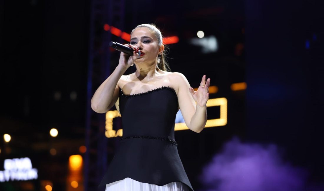 Festival kapsamında Bandırmalılar ile bir araya gelen Sanatçı Derya Bedavacı,