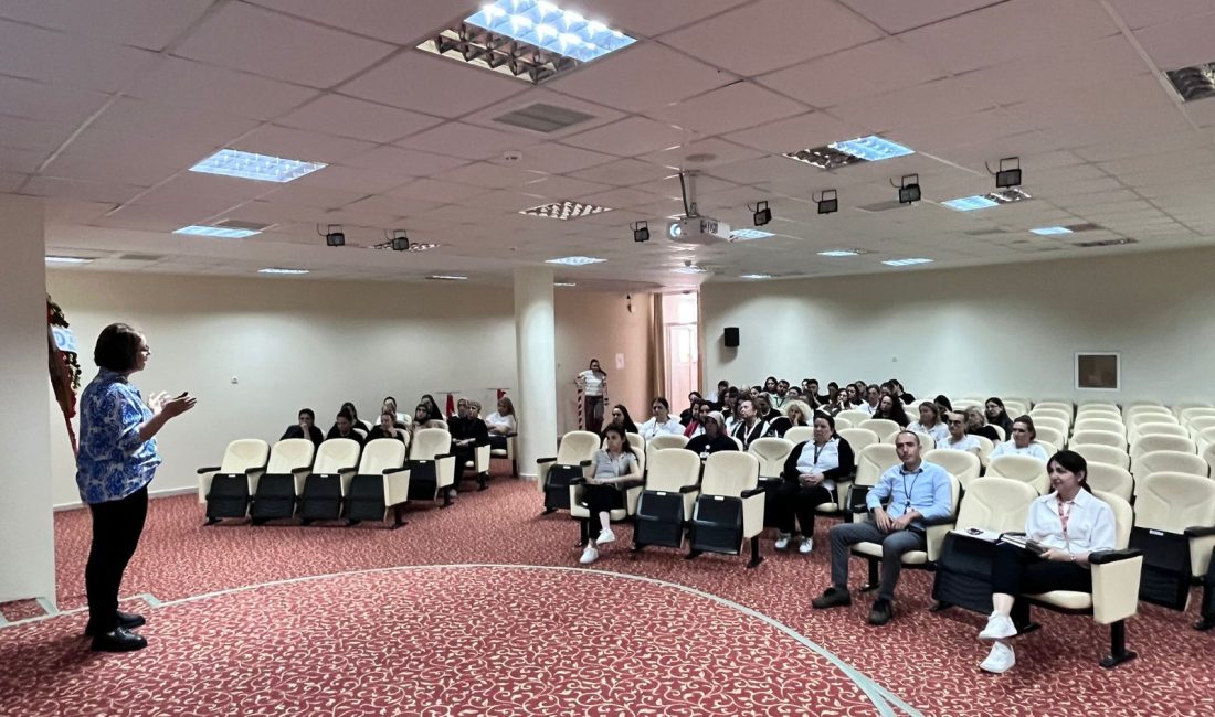 Bandırma Hastanesi’nde Personele Hizmet İçi Eğitim Kalite Yönetim ve Verimlilik Birimi tarafından düzenlenen eğitimde, veri giriş