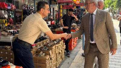 Erdek Belediye Başkanı Burhan Karışık, CHP İlçe Başkanlığı’nın düzenlediği bayramlaşma