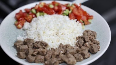 Kesilen etlerin hemen tüketilmemesi gerektiğine dikkat çeken Kaynar, “Etin 24