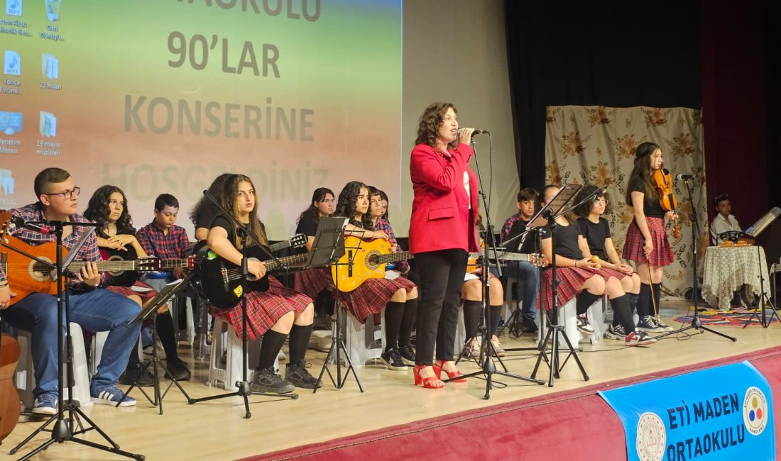Eti Maden Ortaokulu, Barış Manço Kültür Merkezi’nde düzenlediği 90’lar temalı