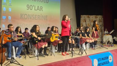 Eti Maden Ortaokulu, Barış Manço Kültür Merkezi’nde düzenlediği 90’lar temalı