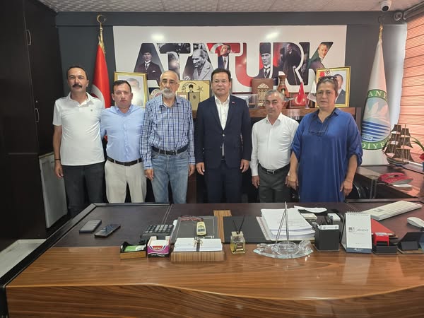 Sındırgı Belediyesi’nden Manyas’a nazik ziyaret Sındırgı Belediye Başkanı Serkan Sak ve Belediye Meclis Üyesi Kenan