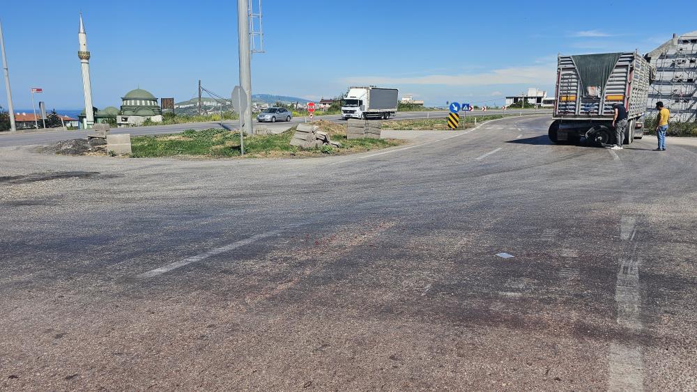 Tırın dorse dingili koptu Bandırma’da tırlar için sınırlı olan yolda dönüşü esnasında dorsenin dingili