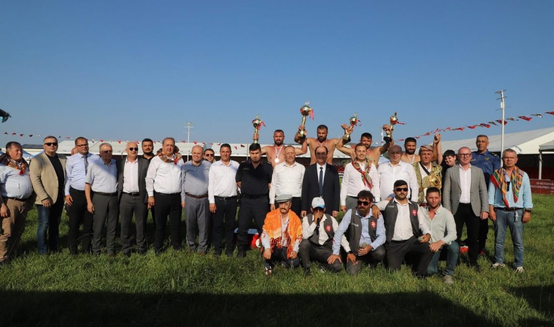 Gönen Er Meydanı’nda kıran kırana mücadele Gönen Belediyesi tarafından düzenlenen yağlı güreşlerde Başpehlivanlık unvanını Fatih Atlı