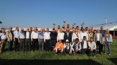 Gönen Belediyesi tarafından düzenlenen yağlı güreşlerde Başpehlivanlık unvanını Fatih Atlı