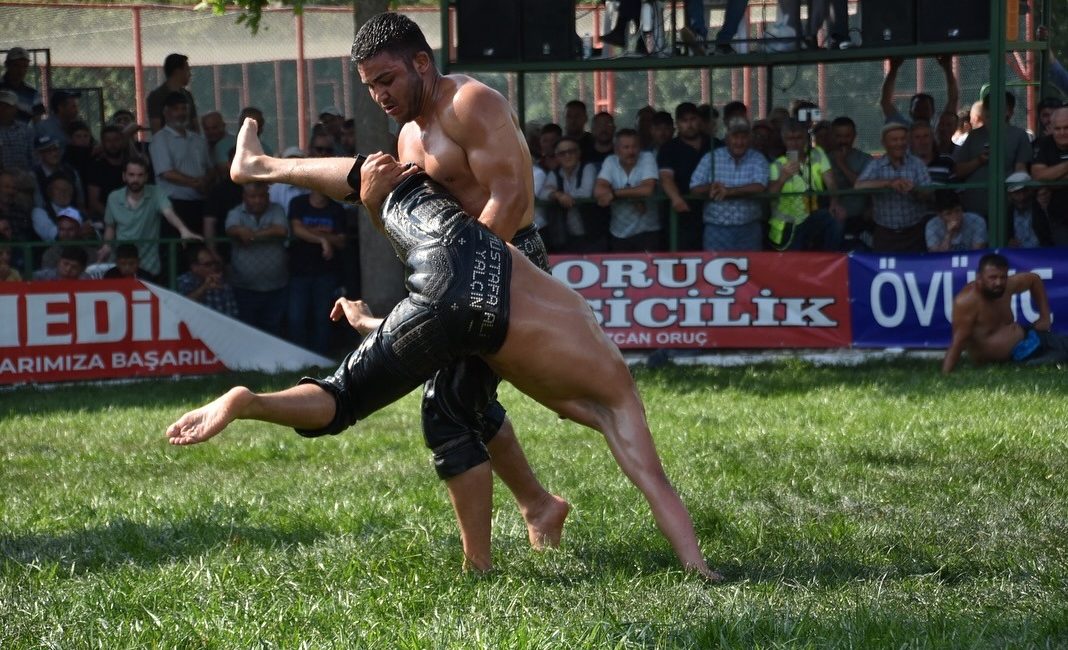 İvrindi Belediyesi’nin 22. kez düzenlediği Akçalören Yağlı Pehlivan Güreşleri’nde Balıkesir