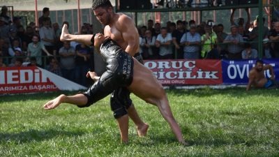 İvrindi Belediyesi’nin 22. kez düzenlediği Akçalören Yağlı Pehlivan Güreşleri’nde Balıkesir