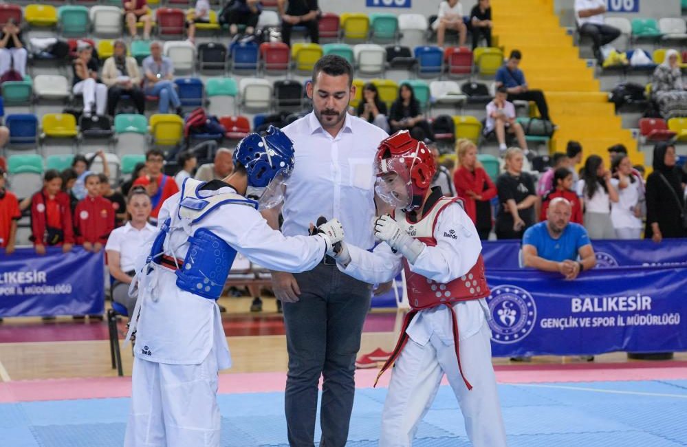 ANALİG Taekwondo müsabakaları başladı Balıkesir Şehit Turgut Solak Spor Salonu’nda düzenlenen Anadolu Yıldızlar Ligi