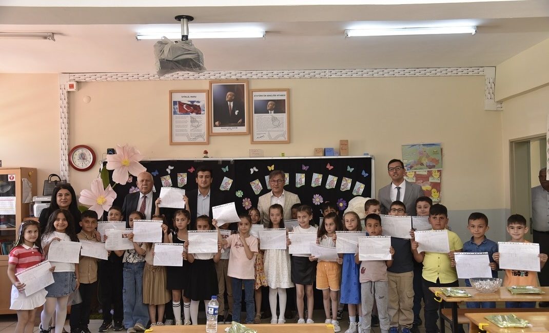 Kaymakam Çetin, öğrencilerin karne sevincine ortak oldu Dursunbey Sadullah Özer İlkokulu’nda öğrenciler karne sevincini protokol üyelerinden alarak