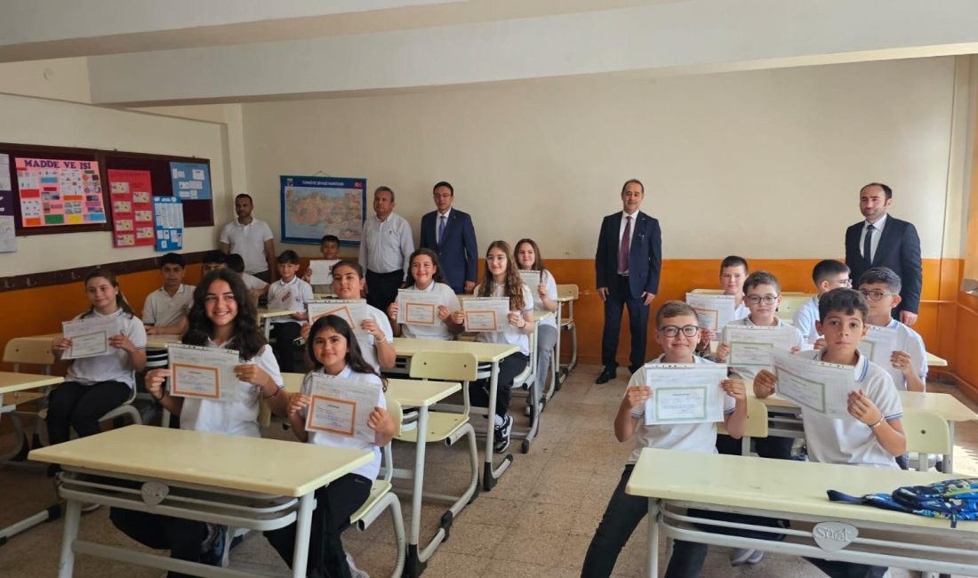 Bandırma’da öğrenciler karne sevinci yaşadı Bandırma’da eğitim ve öğretim yılını tamamlayan öğrenciler, heyecanla bekledikleri karnelerini