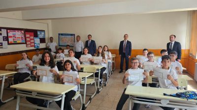 Bandırma’da eğitim ve öğretim yılını tamamlayan öğrenciler, heyecanla bekledikleri karnelerini