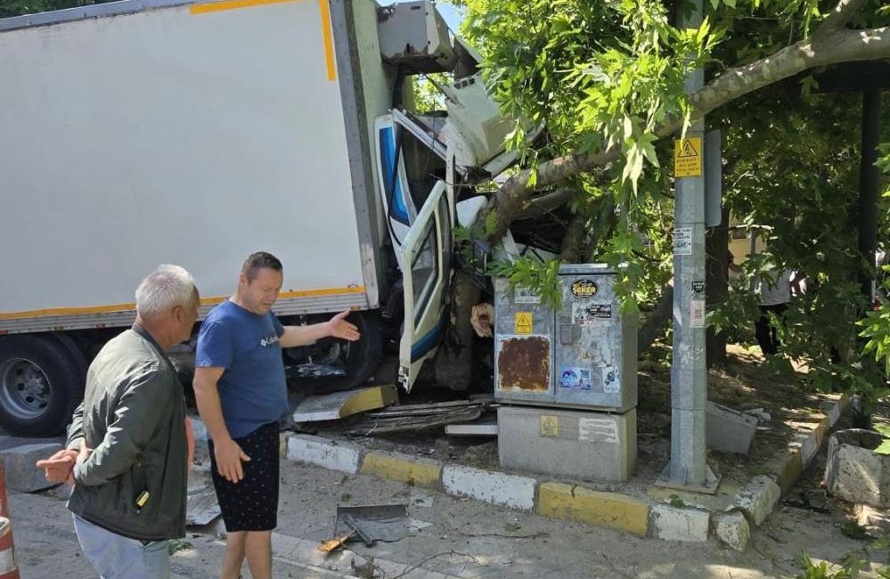 Ocaklar’da kaza: Freni patlayan kamyon ağaca çarptı Ocaklar Mahallesi’nde meydana gelen kazada, frenleri patlayan kamyon ağaca çarparak