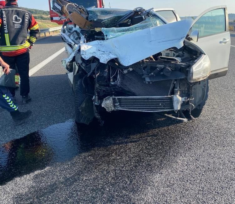 Tıra arkadan çarpan SUV otomobildeki 2 kişi öldü, 2 kişi yaralandı Balıkesir’de İzmir İstanbul Otoyolunun Savaştepe kavşağında meydana gelen trafik kazasında