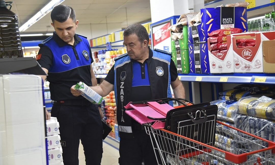 Dursunbey’de marketlere sıkı denetim Dursunbey Belediyesi tarafından ilçe genelinde marketler sıkı şekilde denetlendi. Yapılan