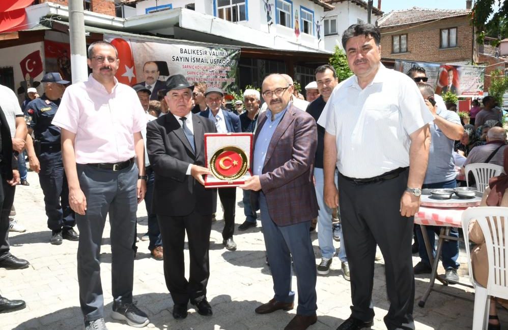 Havran’da hayırlar, kütüphane ve aşevinin açılışıyla renklendi Geleneksel köy hayırları devam ederken, kırsal Sarnıç Mahallesi’nde Vali İsmail