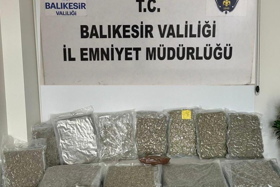  Balıkesir’de narkotik ekiplerince yapılan operasyonda 18 parça halinde 19 kilo