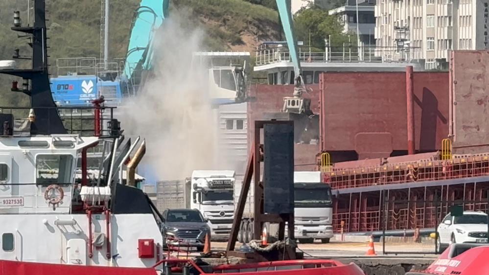 Çelebi Limanı kirlilik saçıyor, Bandırma Körfezi ölüyor Bandırma merkezde faaliyet gösteren Çelebi Limanı, deniz ve hava kirliliğiyle