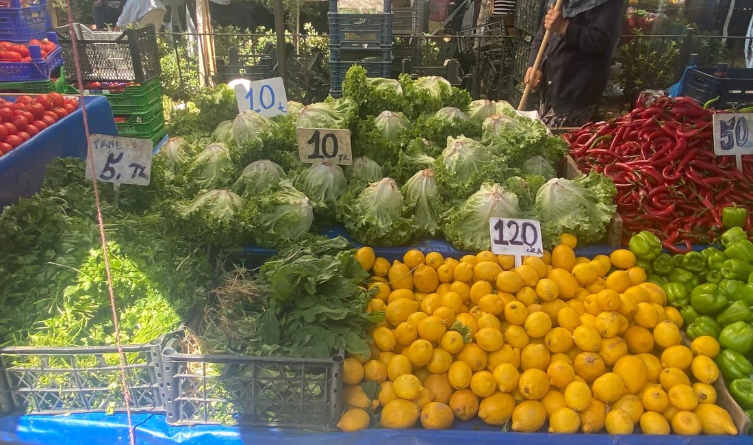 Bandırma’da limonun kilosu 120 lirayı buldu Yaz sezonuyla birlikte Bandırma Pazartesi Pazarı’nda tezgâhlar doldu ancak fiyatlar