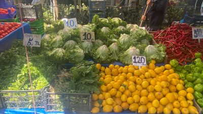 Yaz sezonuyla birlikte Bandırma Pazartesi Pazarı’nda tezgâhlar doldu ancak fiyatlar