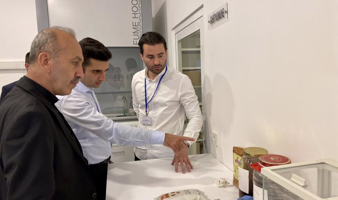 Manyas’ta baklagil ve hububat makarna ve cips oldu Yerli ürünlerden makarna ve cips üretimi yapan tesiste incelemelerde bulunan