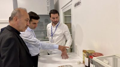 Yerli ürünlerden makarna ve cips üretimi yapan tesiste incelemelerde bulunan