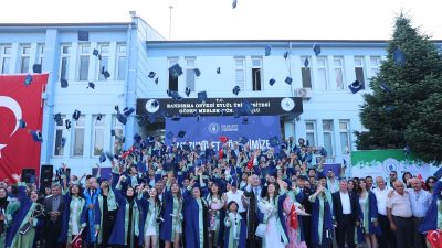 Bandırma Onyedi Eylül Üniversitesi Gönen Meslek Yüksekokulu’nda öğrencilerin mezuniyet töreni