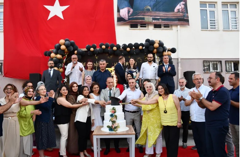Erdek Nerime Yüksel Ortaokulu’nda Mezuniyet Coşkusu Erdek Nerime Yüksel Ortaokulu’nun 2024-2025 Eğitim Öğretim Yılı Mezuniyet Töreni,