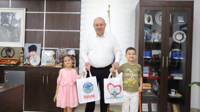 Gözde Karagüzel Gündüz Bakımevi öğrencileri, öğretmenleriyle birlikte Gönen Belediye Başkanı