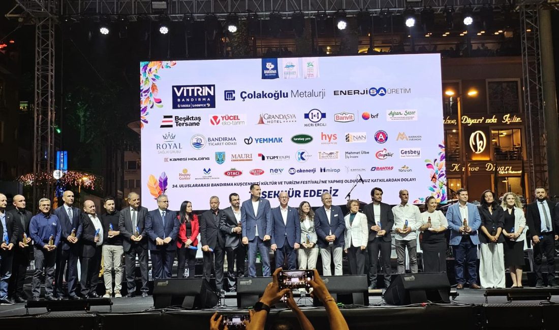 Bandırma’da festivalin son akşamı sponsorlara plaket töreni 34’üncü Uluslararası Bandırma Kuşcenneti Kültür ve Turizm Festivali’ne katkı sunan