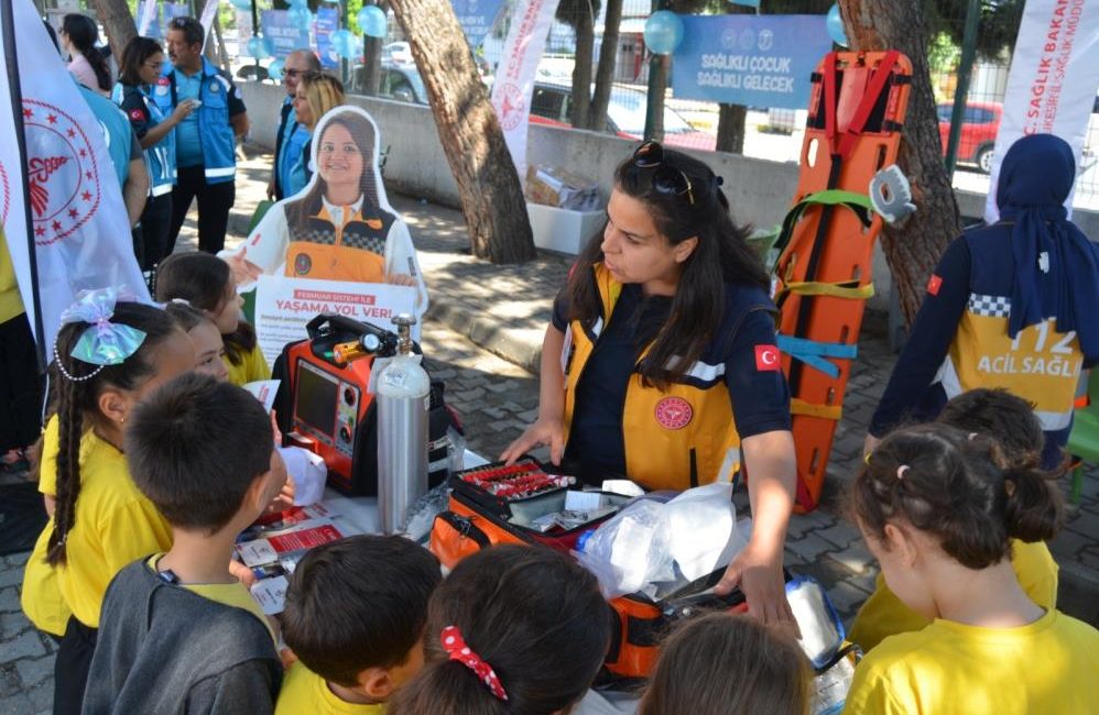 Balıkesir’de “Sağlıklı Çocuk, Sağlıklı Gelecek” çocuklara tanıtıldı Sağlık Bakanlığı tarafından yürütülen “Sağlıklı Çocuk Sağlıklı Gelecek” programı kapsamında