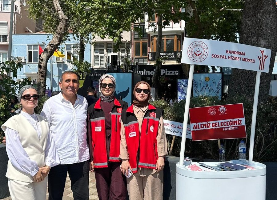 Bandırma’da vatandaşlara aileye destek mesajı Bandırma Sosyal Hizmet Merkezi, Bandırma Cumhuriyet Meydanı’nda kurulan stantta 2025