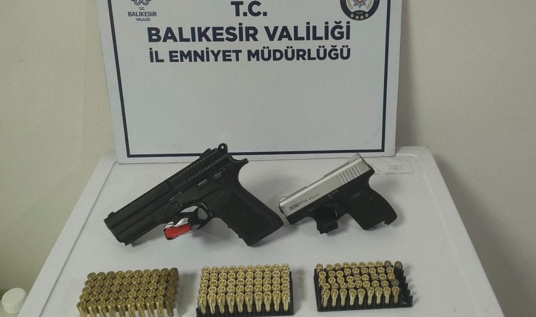 Bandırma İlçe Emniyet Müdürlüğü tarafından düzenlenen operasyonda iki tabanca ve
