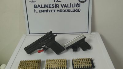 Bandırma İlçe Emniyet Müdürlüğü tarafından düzenlenen operasyonda iki tabanca ve